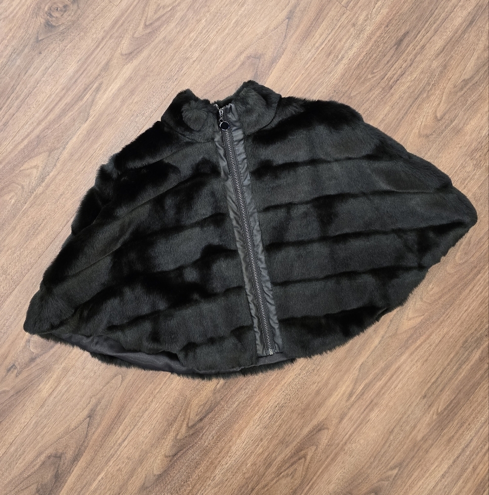 Womens Melanie Lynne Black Faux Fur Cape